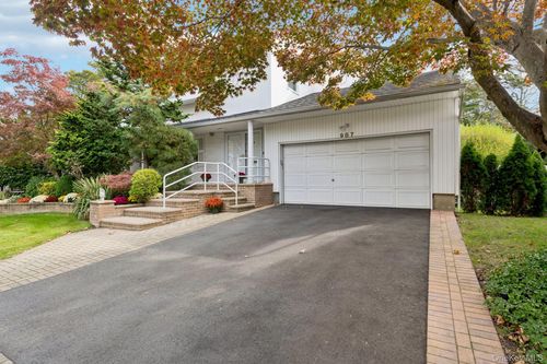 987 S End, Woodmere, NY, 11598-1022 | Card Image