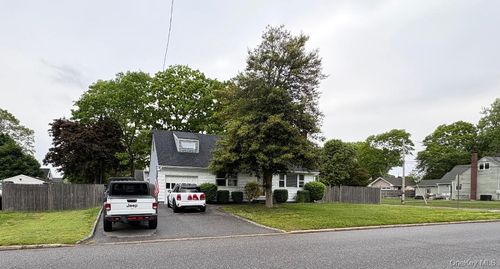 388 1st Ave, Bayport, NY, 11705-1304 | Card Image