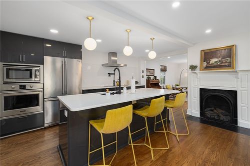 23 Mount Vernon St, Newport, RI, 02840-2955 | Card Image