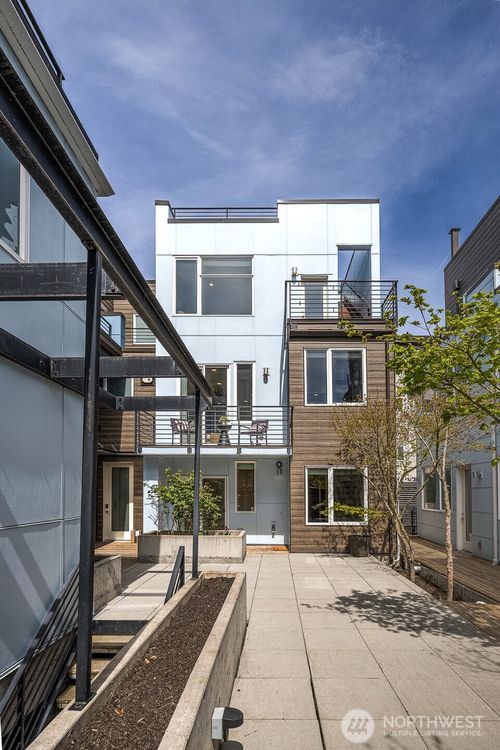 4331 Woodland Park Ave N, Seattle, WA, 98103-7426 | Card Image