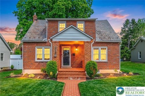 2033 Brown St, Allentown, PA, 18104-1415 | Card Image