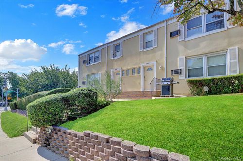 126b-69 Little Neck Pkwy, Glen Oaks, NY, 11004-1028 | Card Image