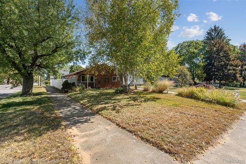 7568 Hazelton St, Dearborn Heights, MI, 48127-1544 | Card Image