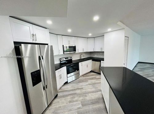 apt-612-800 Parkview Dr, Hallandale Beach, FL, 33009-8903 | Card Image