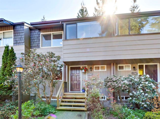 2345 Mountain Highway, Townhouse with 4 bedrooms, 3 bathrooms and 1 parking in North Vancouver BC | Image 2