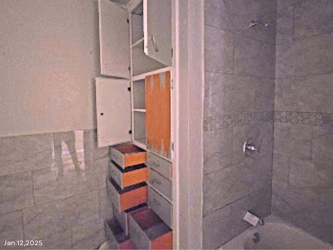 Bathroom with tiled shower / bath | Image 9