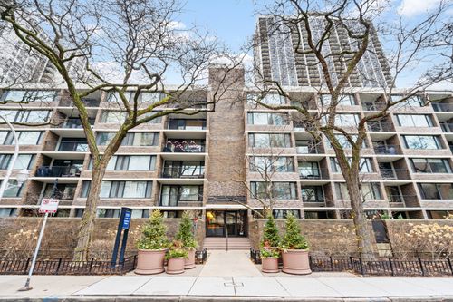 517-1555 N Sandburg Ter, Chicago, IL, 60610-6323 | Card Image
