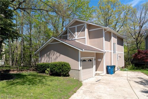 495 Cahoon Rd, Bay Village, OH, 44140-2180 | Card Image
