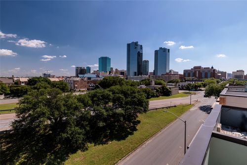 724 Skyline Bluff Ct, Fort Worth, TX, 76102-2387 | Card Image