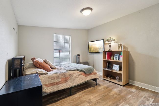 503 Mockingbird Ln, House other with 3 bedrooms, 2 bathrooms and null parking in Devine TX | Image 23