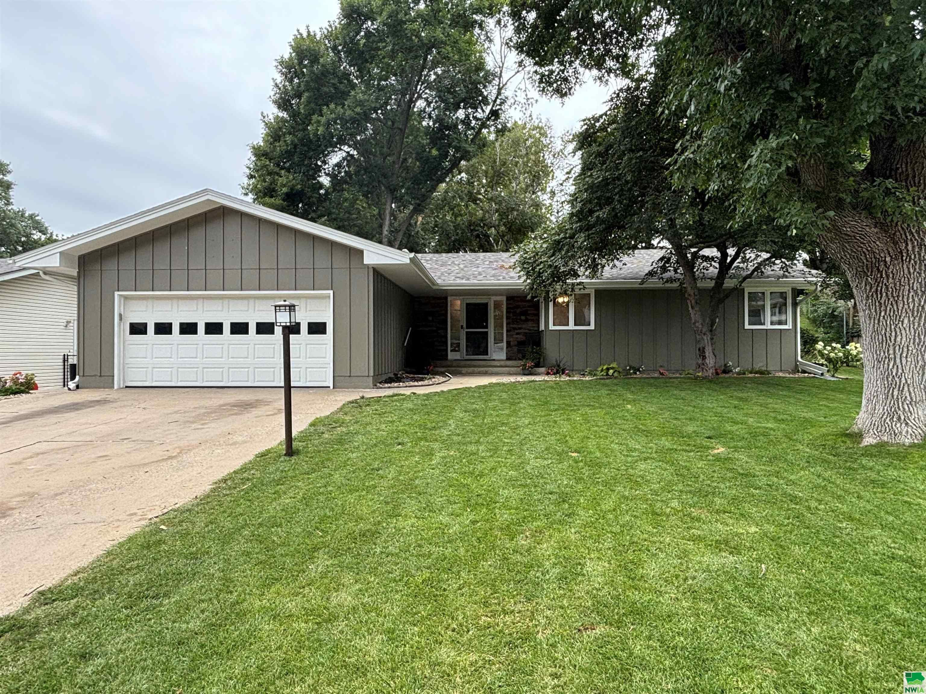 Magnolia Ct, Sioux City, IA 51106