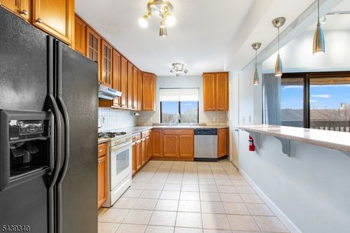 33 Green Valley Ct, Secaucus, NJ, 07094-3542 | Card Image