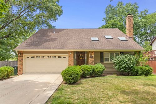 1042 Thackeray Dr, Palatine, IL, 60067-2750 | Card Image