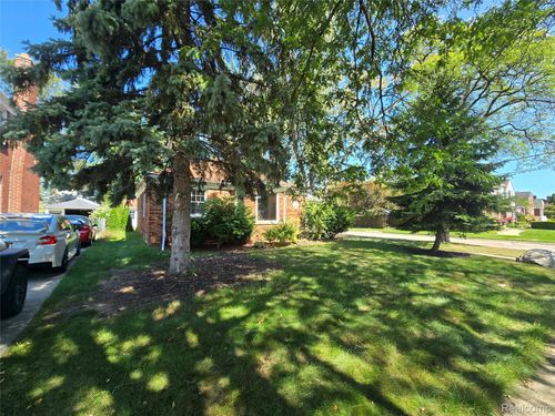 2100 Country Club Dr, Grosse Pointe Woods, MI, 48236-1606 | Card Image