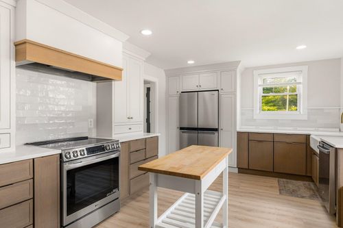 2 Melbourne St, Portsmouth, NH, 03801-4818 | Card Image