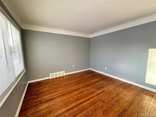 8685 Vaughan St, Detroit, MI, 48228-2956 | Card Image