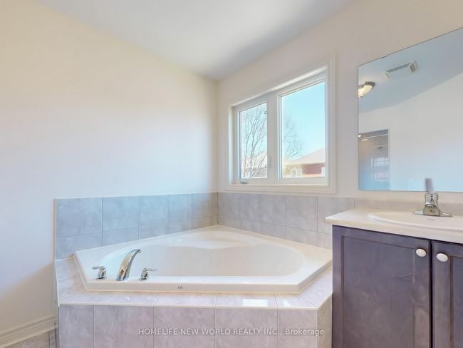 18 Freesia Rd, House other with 3 bedrooms, 3 bathrooms and 4 parking in Brampton ON | Image 21