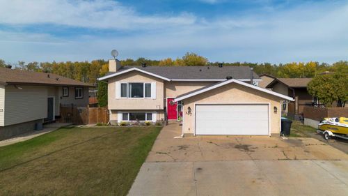 307 Cochrane Crescent, House with 5 bedrooms, 3 bathrooms and 6 parking in Fort Mcmurray AB | Card Image