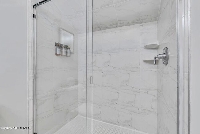 Large Shower Stall | Image 31