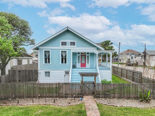 3002 Avenue Q 1/2, Galveston, TX, 77550-7636 | Card Image