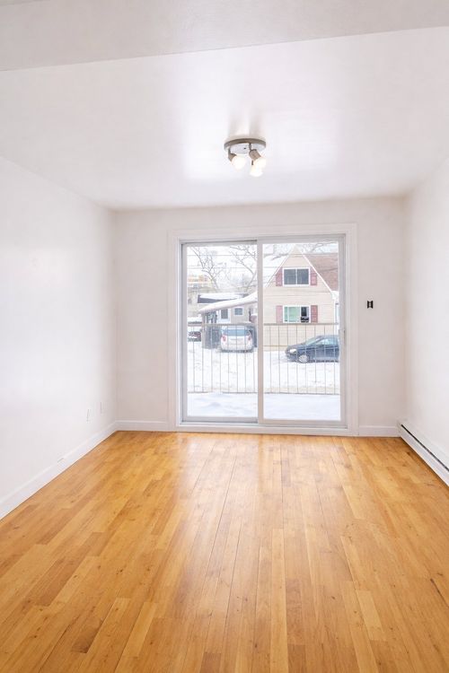 4-910 Rue Papineau, Laval, QC, H7E2R8 | Card Image