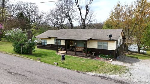 1804 S 3rd St, Stilwell, OK, 74960-5028 | Card Image