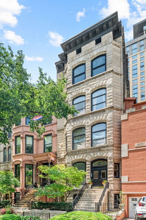 br-818 N Dearborn St, Chicago, IL, 60601 | Card Image