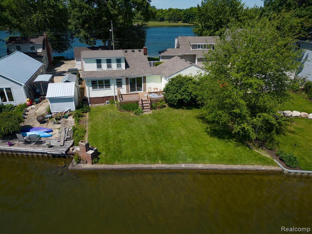 Lakeside Dr, Howell, MI 48843