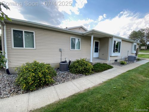 6-1093 Lake Park Cir, Grand Blanc, MI, 48439-8041 | Card Image