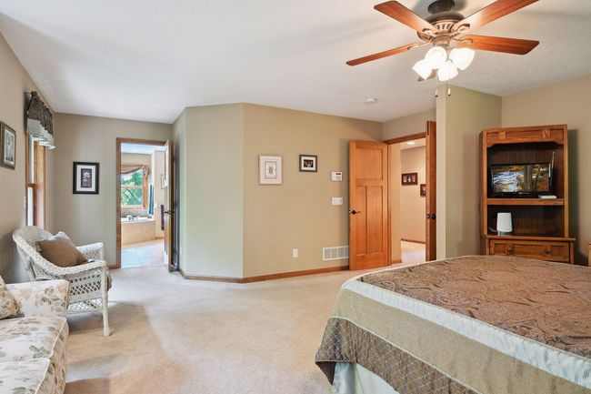 Upper level master suite | Image 15
