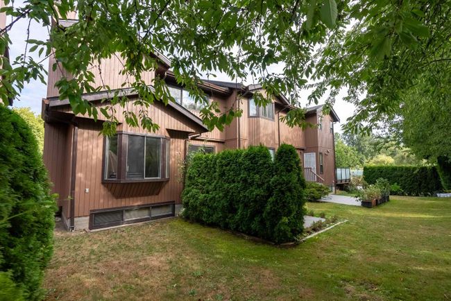 4717 Village Drive, Townhouse with 3 bedrooms, 2 bathrooms and 1 parking in Burnaby BC | Image 1