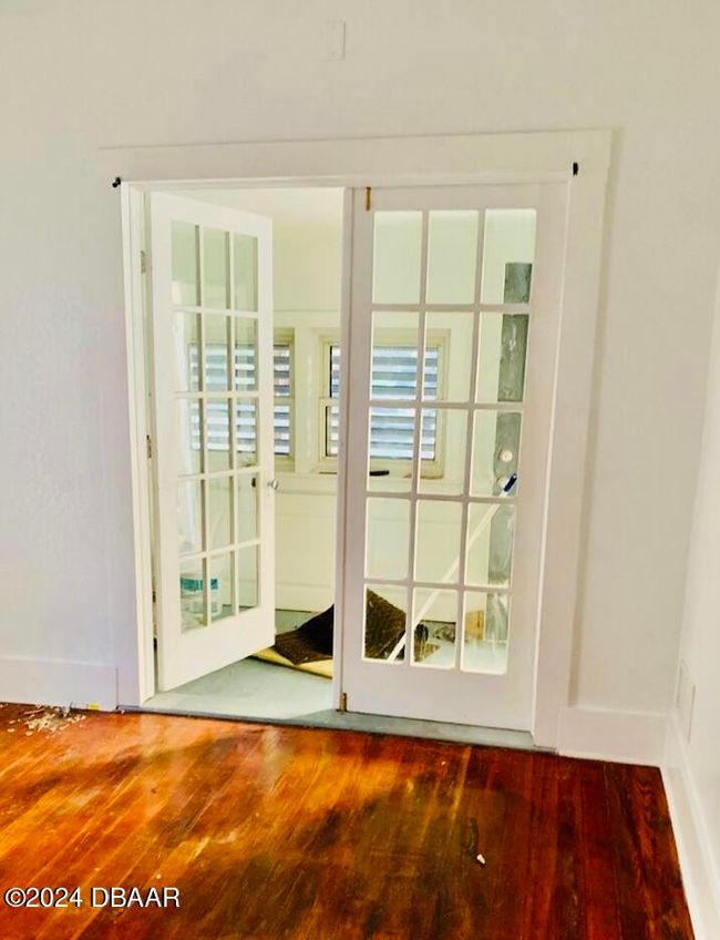 OFFICE WITH SEPARATE FRONT ENTRY AND VESTIBULE | Image 9