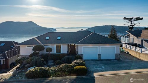 2402 Highland Dr, Anacortes, WA, 98221-3133 | Card Image