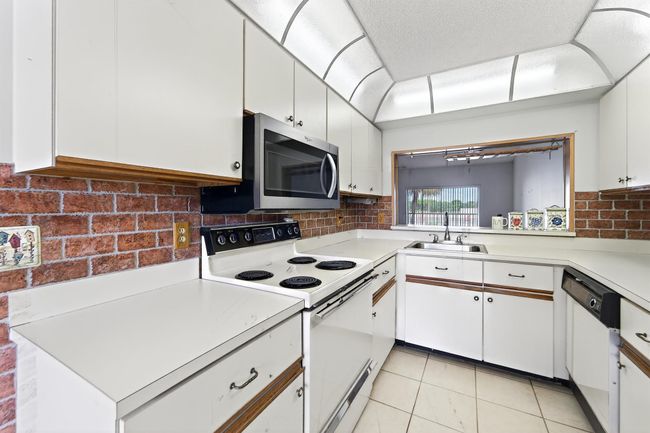 APT-1125 - 7903 Willow Spring Dr, Condo with 2 bedrooms, 2 bathrooms and null parking in Lake Worth FL | Image 6