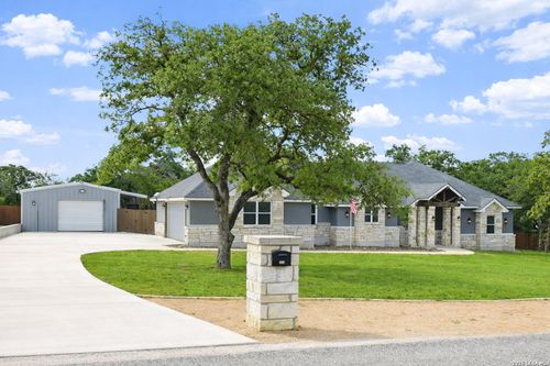 104 Abrego Knoll Dr, Floresville, TX, 78114-6677 | Card Image