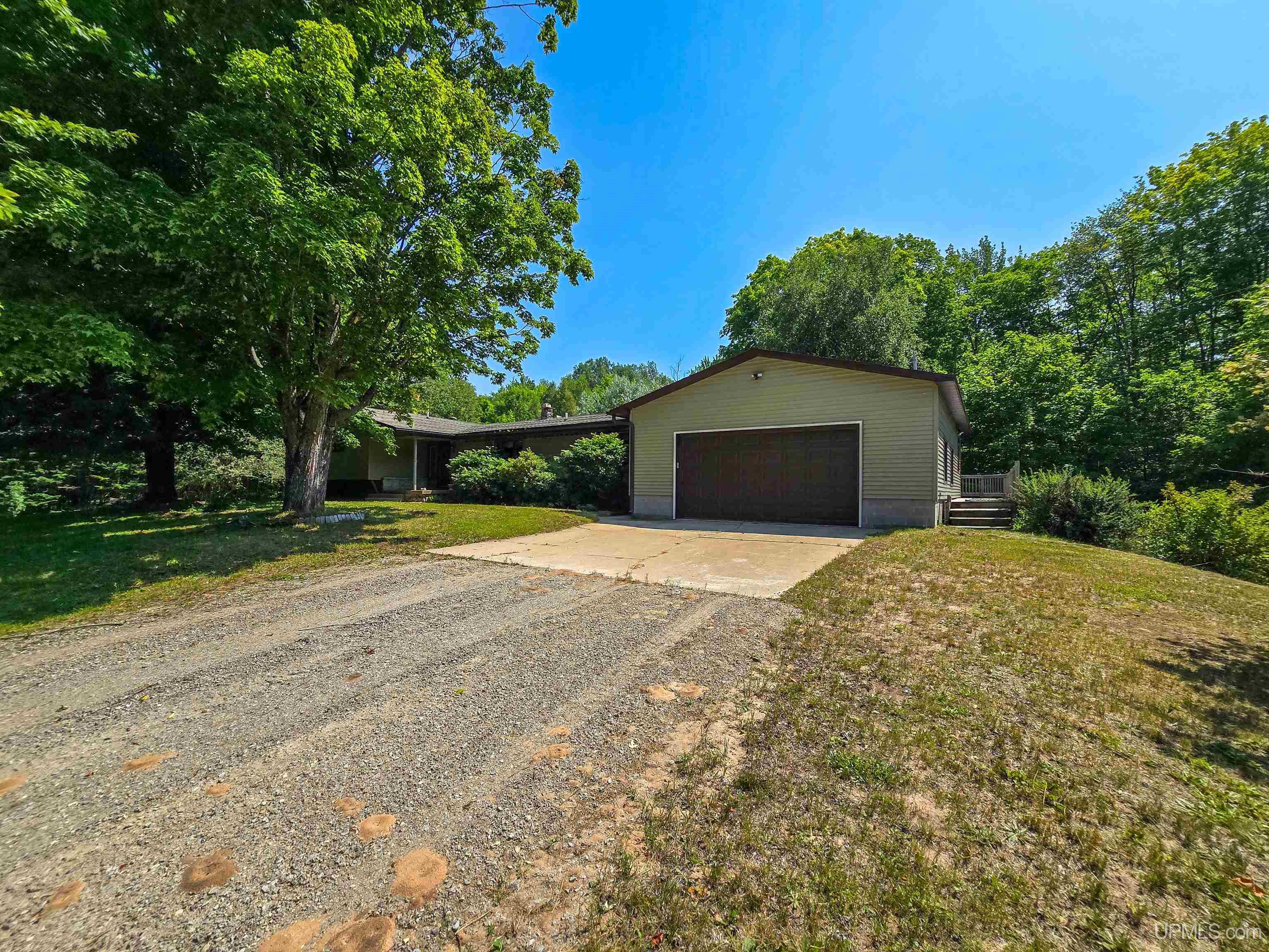 Bond Rd, Munising, MI 49862
