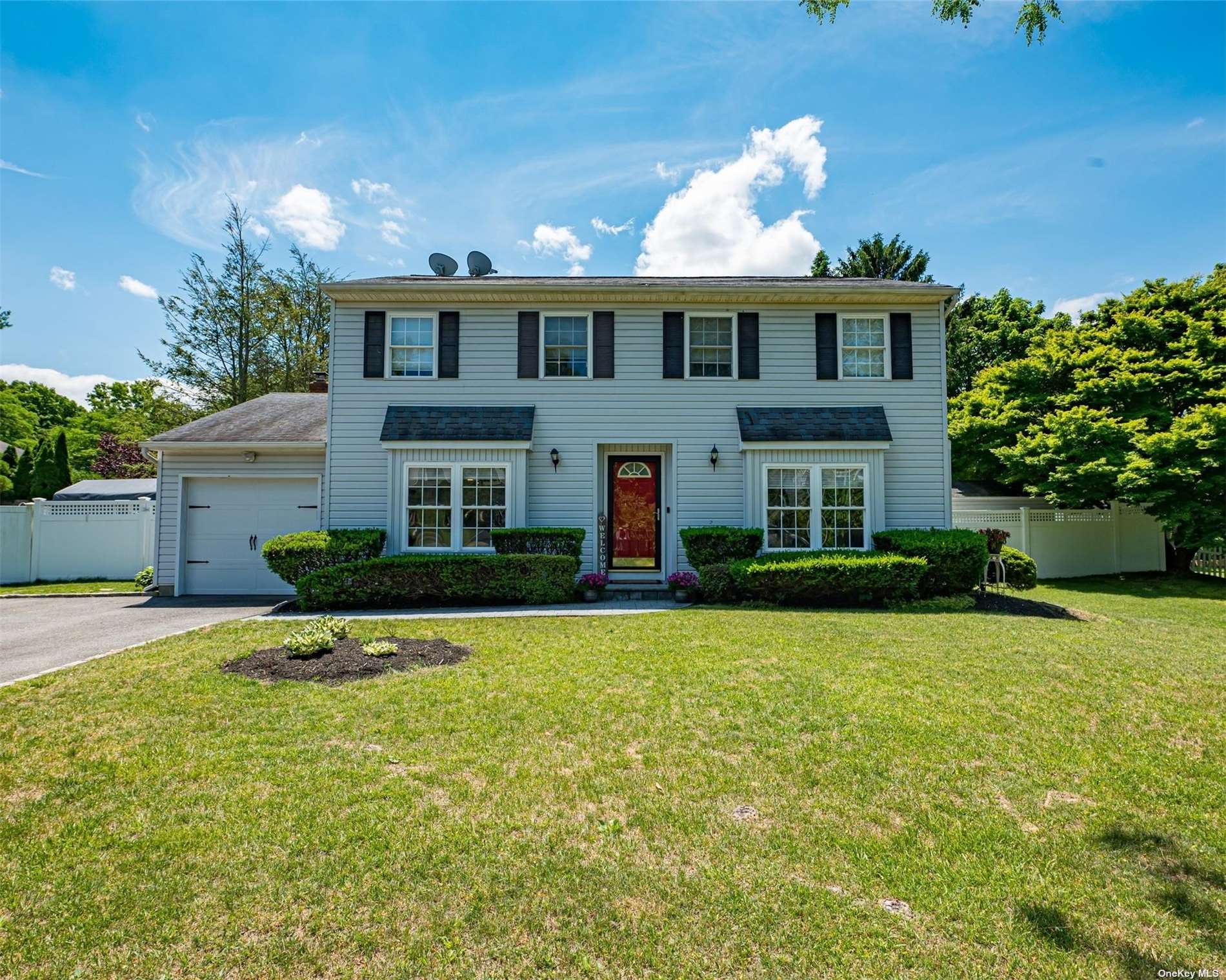 Robin Ln, Kings Park, NY 11754