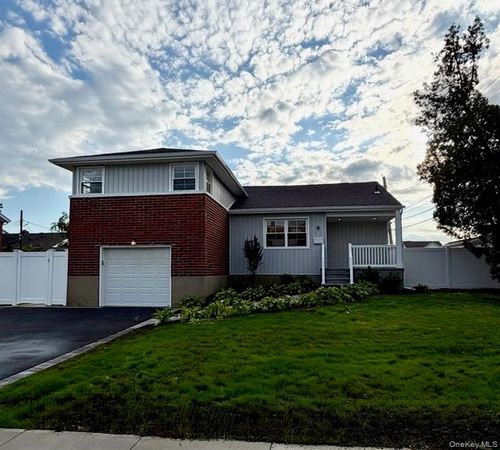 9 N Walnut Place, Oyster Bay, NY, 11758 | Card Image