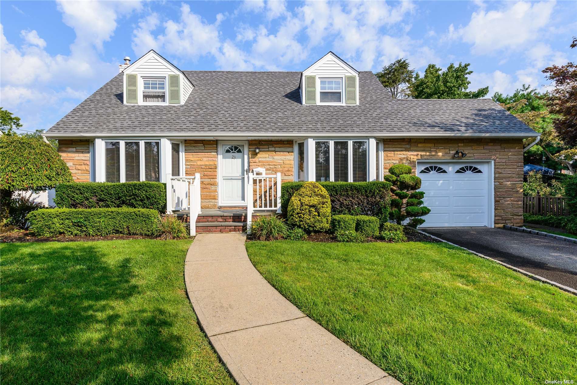 Midtown Rd, Carle Place, NY 11514
