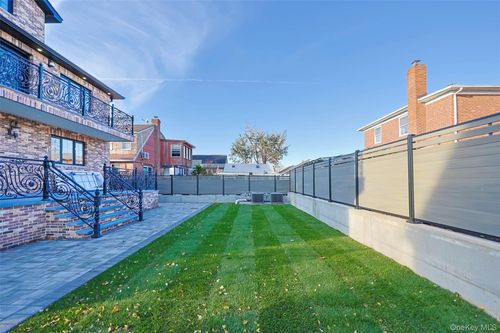 40 202nd St, Bayside, NY, 11361-1840 | Card Image