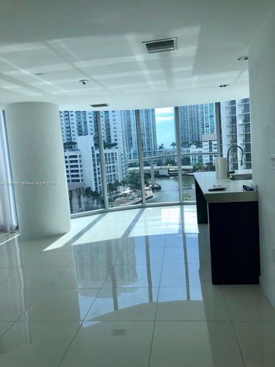 902 - 200 Biscayne Boulevard Way, Condo with 3 bedrooms, 3 bathrooms and null parking in Miami FL | Image 2