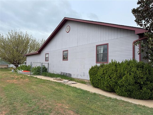 724 E 7 Th St, House other with 4 bedrooms, 2 bathrooms and null parking in Olustee OK | Image 17