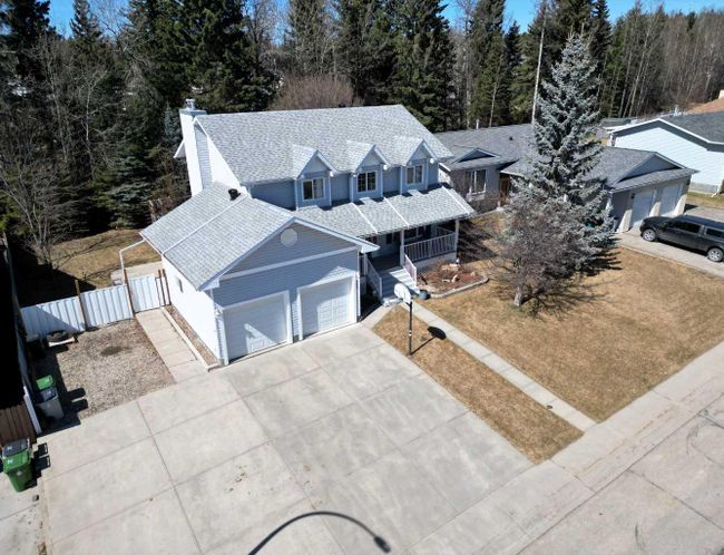 1110 60 Street, Home with 5 bedrooms, 3 bathrooms and 4 parking in Edson AB | Image 4