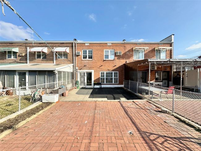 52 70 Th St, House other with 3 bedrooms, 2 bathrooms and 2 parking in Maspeth NY | Image 15