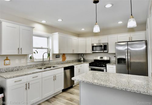 23117 Davey Ave, Hazel Park, MI, 48030-1674 | Card Image