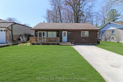 84 32nd St N, Wasaga Beach, ON, L9Z2C4 | Card Image