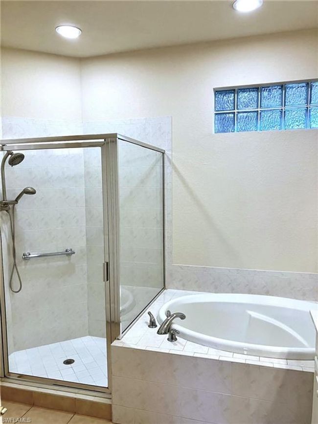 Primary shower and tub | Image 13