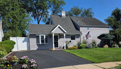 140 Springtime Ln W, Levittown, NY, 11756-4469 | Card Image