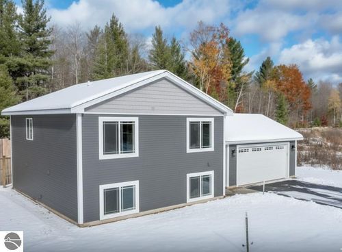 4860 Meadowlark Ln, Traverse City, MI, 49685-8751 | Card Image