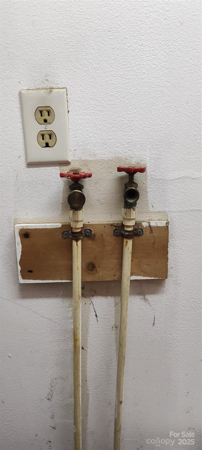 washer/dryer hookups | Image 18